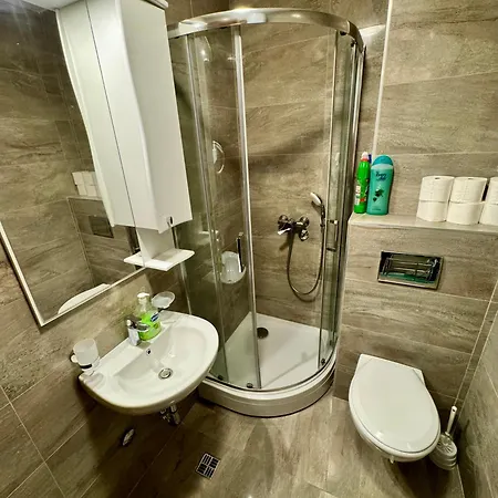 Modern With Free Parking *